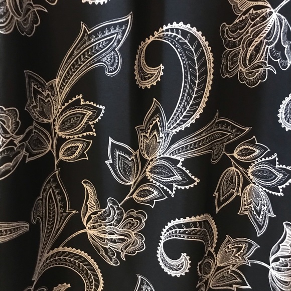 Maxi dress. Black and white paisley Ruffle bottom - Picture 8 of 8